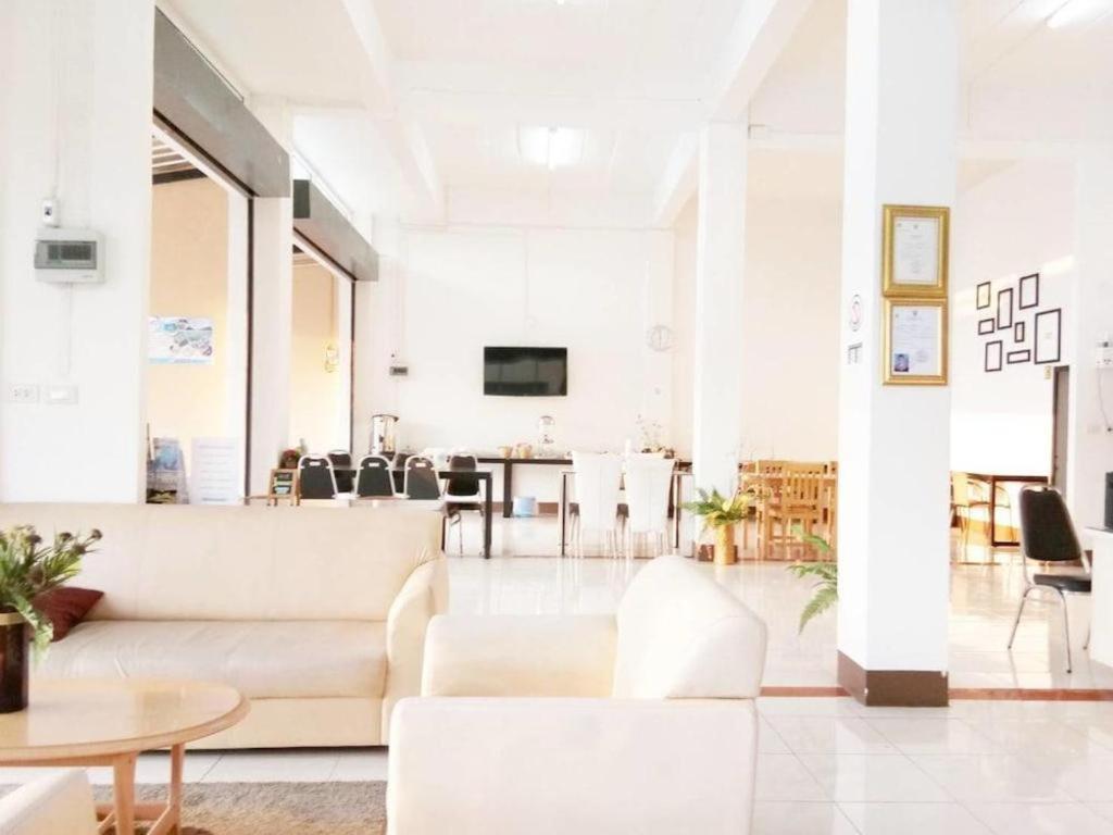 Rueangrat Hotel Ranong Esterno foto